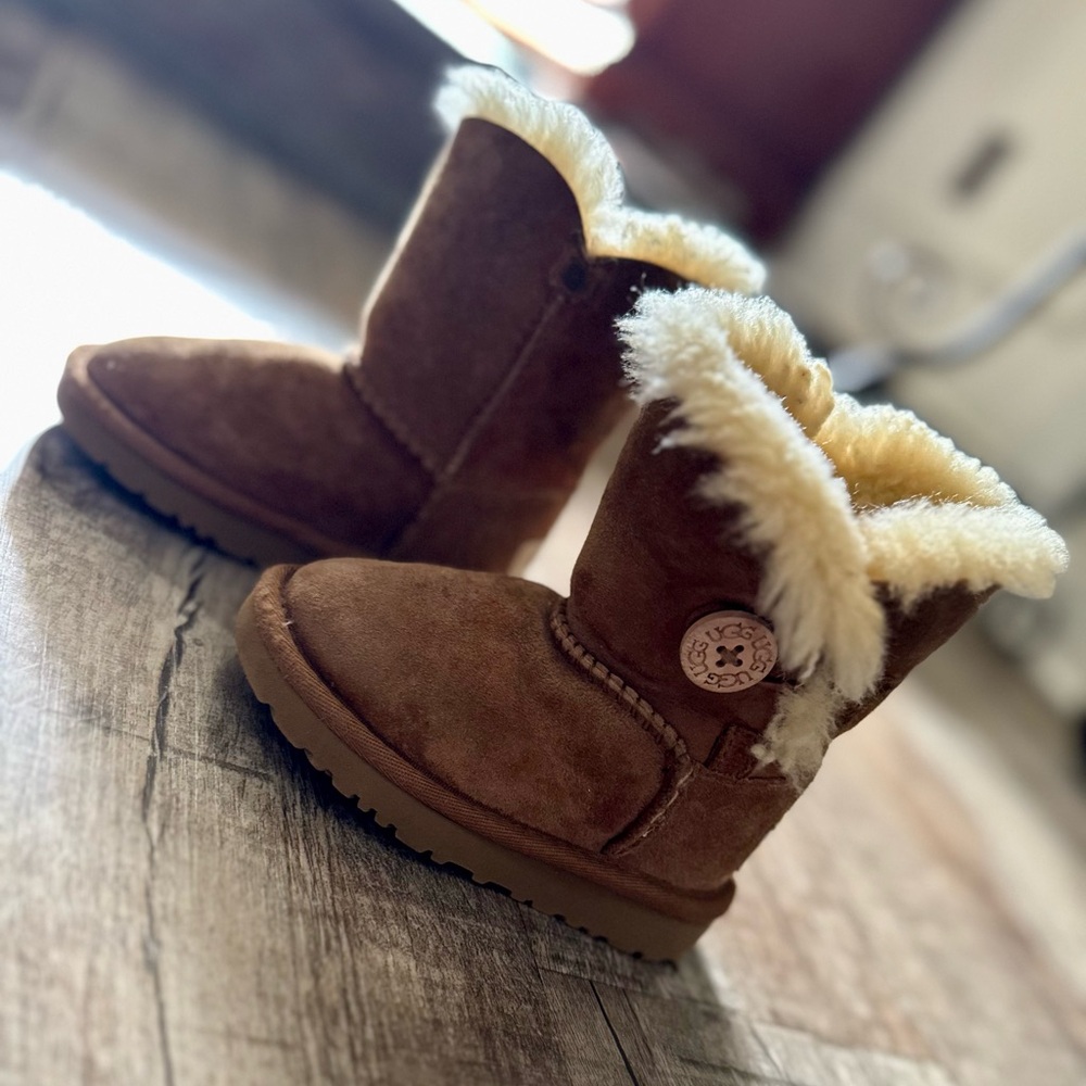 UGG Bailey Button Boots Toddler‎ Size 6 Chestnut Classic Short Sheepskin Suede